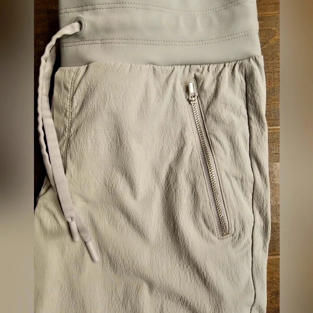 Athleta Women's Light Gray/Silver Waived Pattern Joggers sz 8 (NWOT)